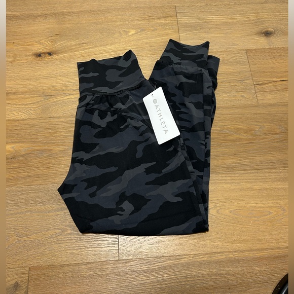 XS Athleta camo jogger - XS Petite - Picture 2 of 10